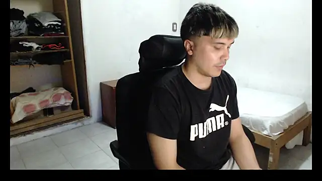 Snapshot of CuteAlexBoy chatting on December 2025 04:33:01 PM CuteAlexBoy online show from December 2025 04:33:01 PM