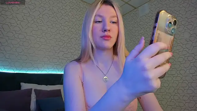 Snapshot of LinaRayy chatting on May 2026 01:02:02 AM LinaRayy online show from May 2026 01:02:02 AM