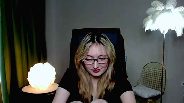 Snapshot of ScarlettScril chatting on October 2025 09:23:01 AM ScarlettScril online show from October 2025 09:23:01 AM