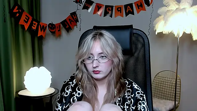 Snapshot of ScarlettScril chatting on October 2025 01:21:02 PM ScarlettScril online show from October 2025 01:21:02 PM