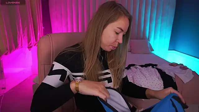 Snapshot of VixenMuse chatting on October 2025 06:45:02 AM VixenMuse online show from October 2025 06:45:02 AM