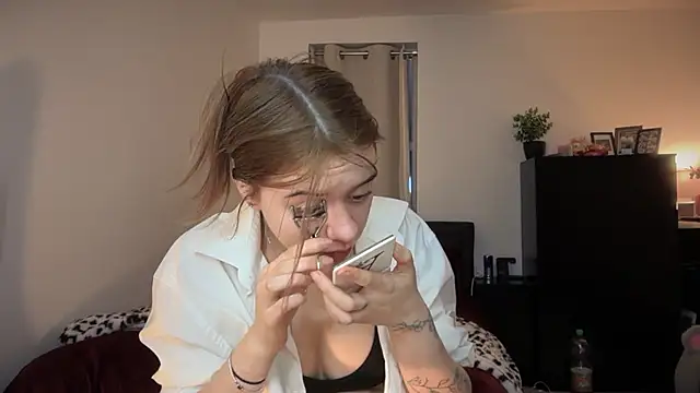 Snapshot of YasmineLace chatting on November 2025 12:33:01 AM YasmineLace online show from November 2025 12:33:01 AM