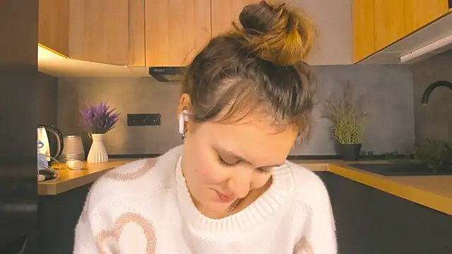 Snapshot of FoxFever chatting on December 2025 06:36:01 AM FoxFever online show from December 2025 06:36:01 AM