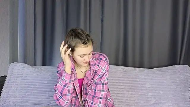 Snapshot of FoxFever chatting on December 2025 06:19:02 AM FoxFever online show from December 2025 06:19:02 AM