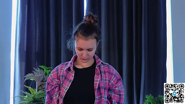 Snapshot of FoxFever chatting on November 2025 07:01:02 AM FoxFever online show from November 2025 07:01:02 AM