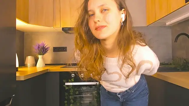 Snapshot of FoxFever chatting on December 2025 06:45:02 AM FoxFever online show from December 2025 06:45:02 AM