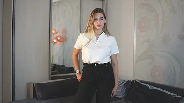 Snapshot of StormyMuse chatting on October 2025 01:43:01 PM StormyMuse online show from October 2025 01:43:01 PM