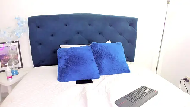 Scarlett Glows1 online show from November 2025 07:18:02 PM