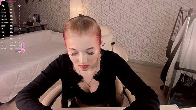 NayaValen online show from December 2025 03:44:02 AM