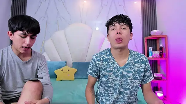 hoot booys  online show from April 2026 08:32:02 PM