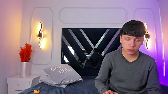 hoot booys  online show from February 2026 08:20:01 PM