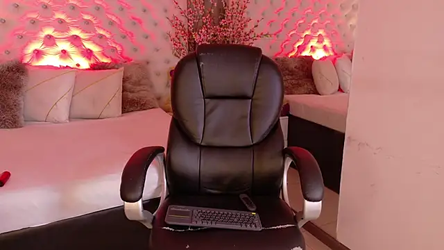 KathiaLuxe online show from December 2025 02:48:01 PM