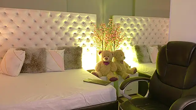 KathiaLuxe online show from November 2025 02:10:01 PM