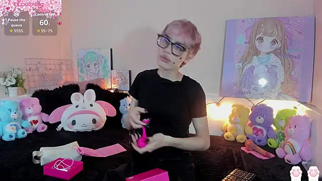 Strawberry Kitty  online show from December 2025 04:37:01 AM