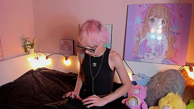 Strawberry Kitty  online show from October 2025 01:43:01 PM