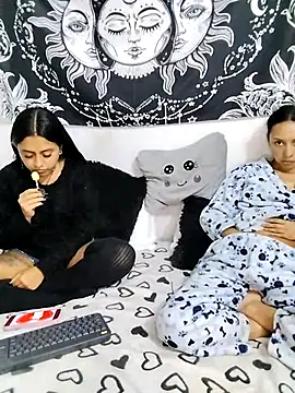 Snapshot of emily_n_abby chatting on May 2026 01:40:01 PM emily n abby online show from May 2026 01:40:01 PM