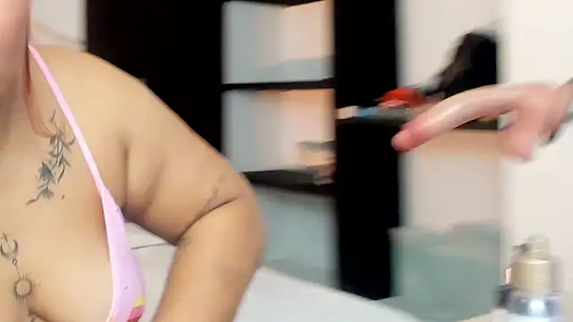 Halleyrosse online show from October 2025 08:19:01 PM