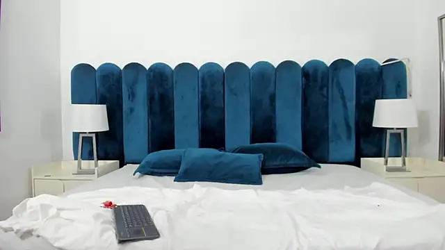 AuraSky  online show from November 2025 07:17:02 PM