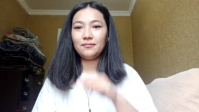 Snapshot of LinneaHyles chatting on October 2025 05:08:01 AM LinneaHyles online show from October 2025 05:08:01 AM