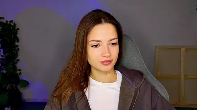 Snapshot of KiraVair chatting on November 2025 09:35:02 AM KiraVair online show from November 2025 09:35:02 AM