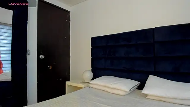 melanie roux   online show from December 2025 01:58:02 PM