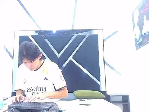 Tom 0001 online show from October 2025 07:57:02 PM