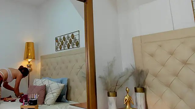 lucia lorenz online show from April 2026 11:28:01 AM