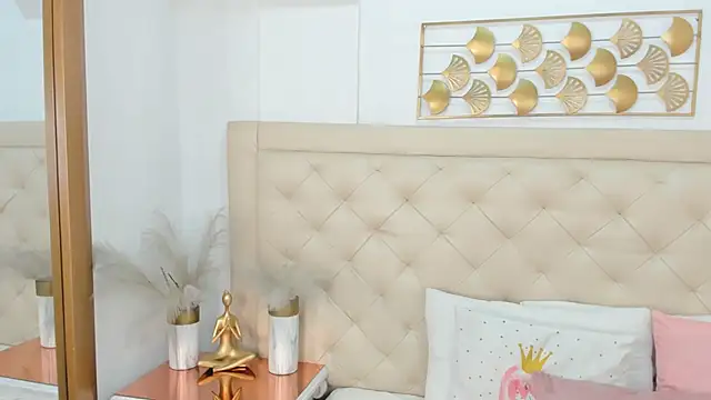 lucia lorenz online show from December 2025 11:23:01 AM