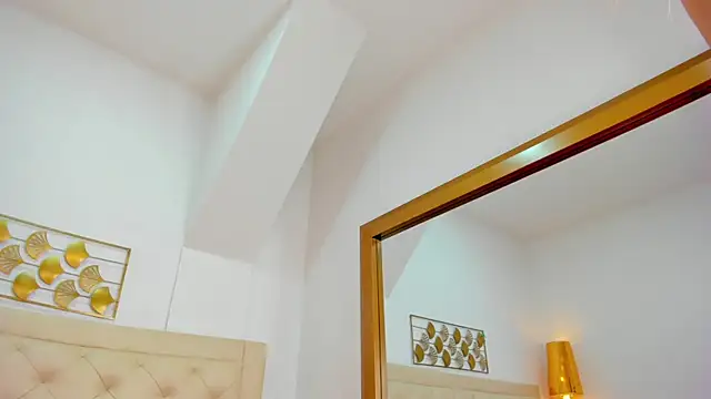 lucia lorenz online show from April 2026 11:22:02 AM