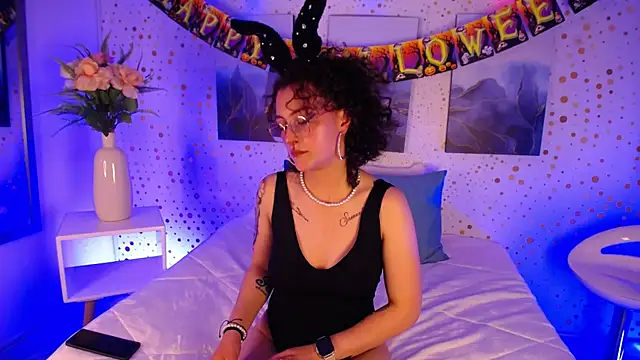 Snapshot of MilaMonroe chatting on October 2025 02:50:01 PM MilaMonroe online show from October 2025 02:50:01 PM