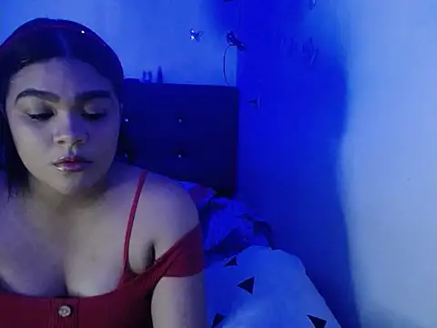 Snapshot of 2moons_full_of_love chatting on November 2025 11:20:02 PM 2moons full of love online show from November 2025 11:20:02 PM