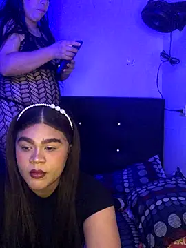 Snapshot of 2moons_full_of_love chatting on November 2025 11:09:02 PM 2moons full of love online show from November 2025 11:09:02 PM