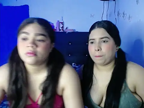 Snapshot of 2moons_full_of_love chatting on November 2025 12:11:02 AM 2moons full of love online show from November 2025 12:11:02 AM