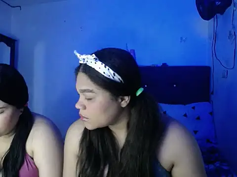 Snapshot of 2moons_full_of_love chatting on December 2025 12:44:01 AM 2moons full of love online show from December 2025 12:44:01 AM