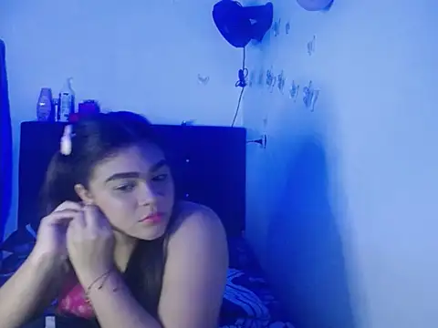 Snapshot of 2moons_full_of_love chatting on November 2025 11:10:02 PM 2moons full of love online show from November 2025 11:10:02 PM