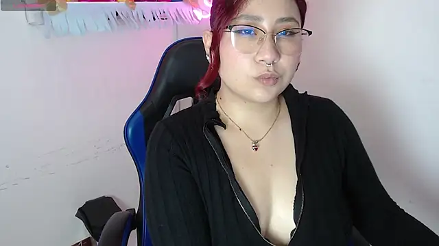 Snapshot of littlee_red chatting on November 2025 07:36:02 PM littlee red online show from November 2025 07:36:02 PM