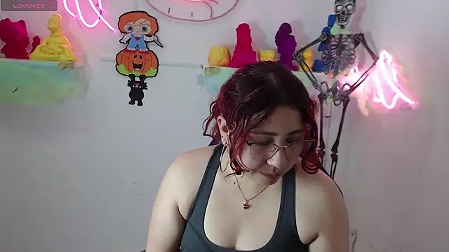 Snapshot of littlee_red chatting on October 2025 12:48:01 PM littlee red online show from October 2025 12:48:01 PM