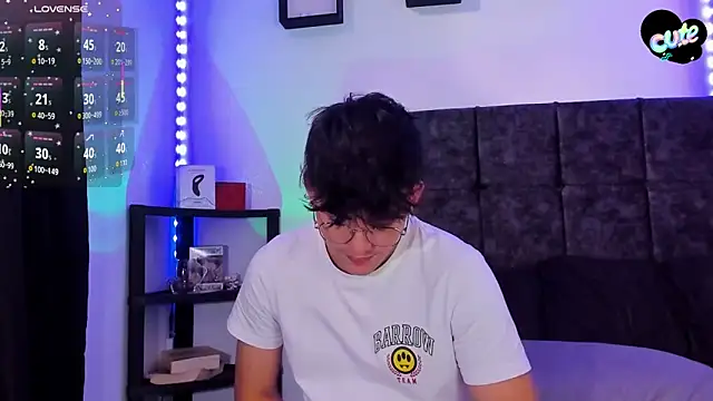 Snapshot of Theo_Noxxx chatting on November 2025 06:52:02 PM Theo Noxxx online show from November 2025 06:52:02 PM