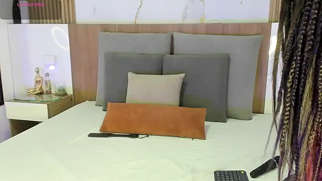 Zhara Lenoire online show from January 2026 03:30:01 PM