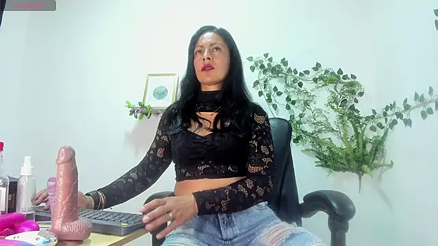 canelaa    online show from November 2025 03:15:01 PM