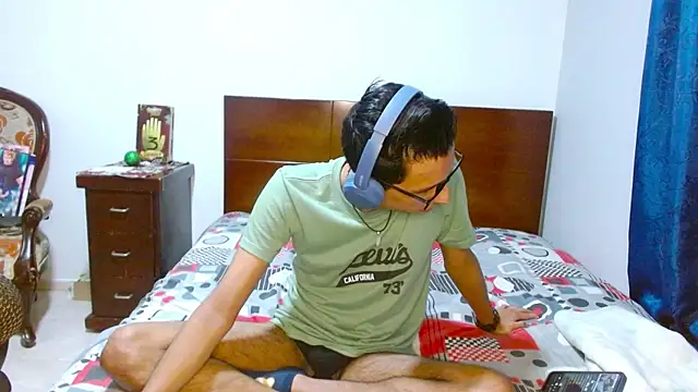 DavTwink3100 online show from December 2025 10:45:02 PM