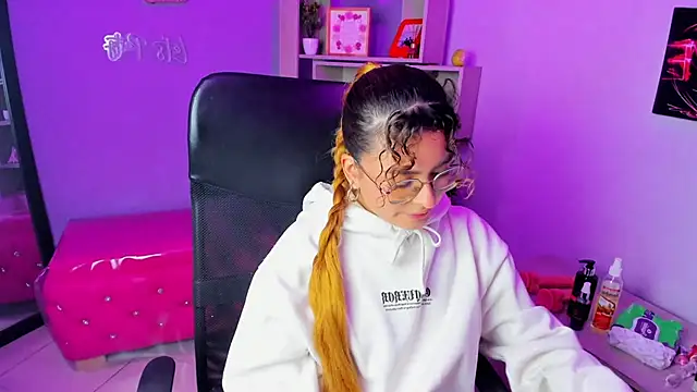 EmiliRouse  online show from November 2025 01:48:02 AM