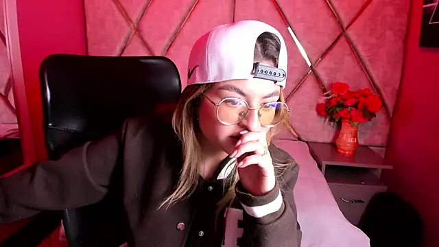 EmiliRouse  online show from December 2025 01:05:01 AM