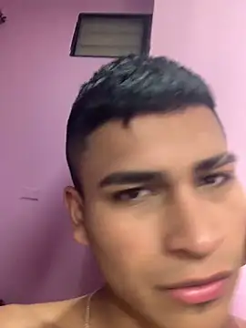 Snapshot of Emiliano_Reyes chatting on May 2026 02:15:01 AM Emiliano Reyes online show from May 2026 02:15:01 AM