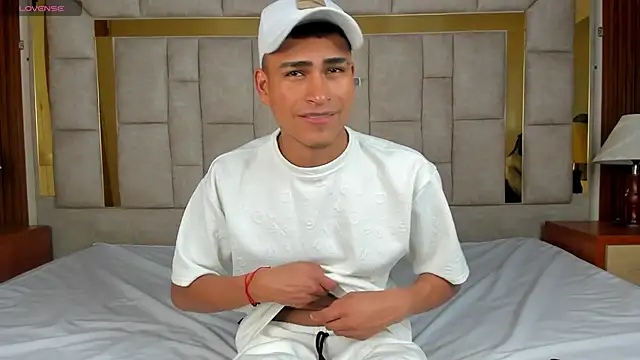 Emiliano Reyes online show from November 2025 02:37:01 AM