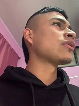Snapshot of Emiliano_Reyes chatting on May 2026 12:41:01 AM Emiliano Reyes online show from May 2026 12:41:01 AM