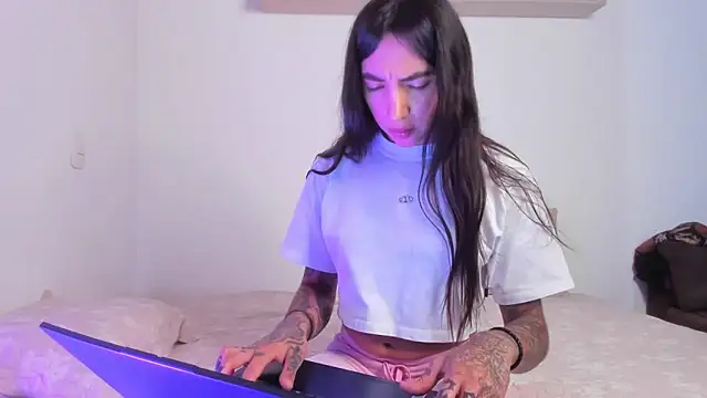 valeriahornier online show from April 2026 01:07:01 AM