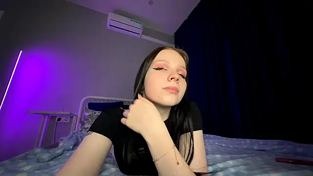 lunavoyce online show from November 2025 04:22:02 PM