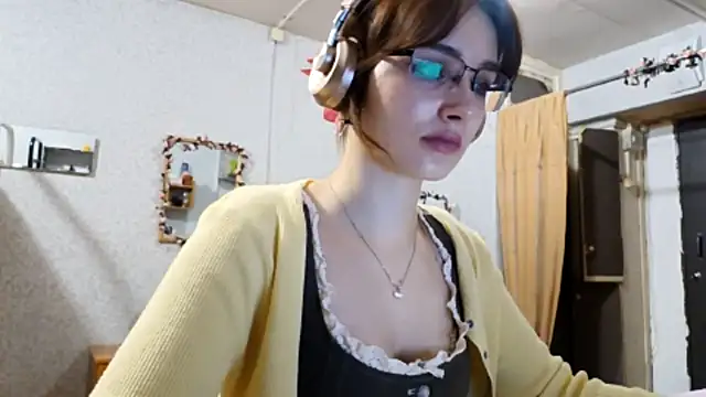 Snapshot of IcyKleys chatting on October 2025 01:43:02 PM IcyKleys online show from October 2025 01:43:02 PM