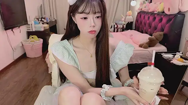 Snapshot of Onecutelittle chatting on May 2026 02:21:01 PM Onecutelittle online show from May 2026 02:21:01 PM